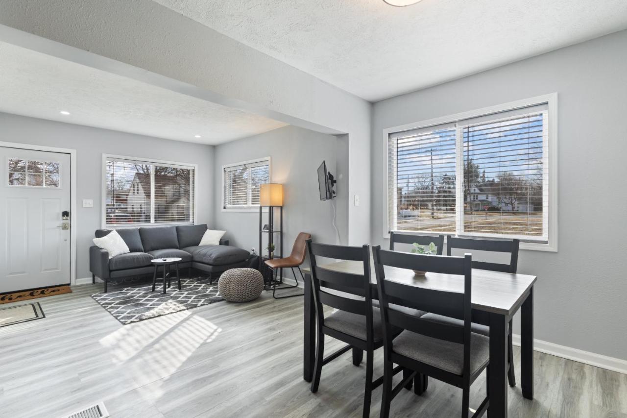 Entire Home Near Msu And Local Hospitals With Fast Wi-Fi & Dedicated Office Lansing Exterior foto